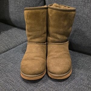UGG Olive Classic Short Boots (Size 10)